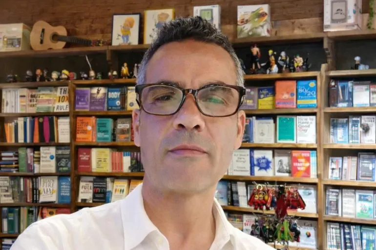 عباس فقيه صاحب مكتبة "فيلوسوفيا"