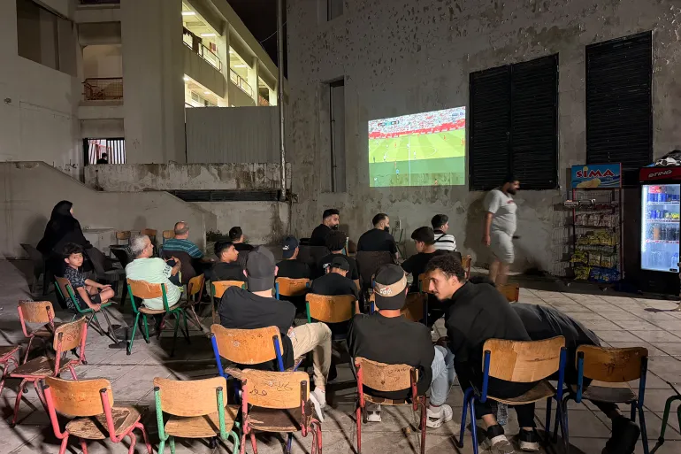 يجد النازحون متنفسا مؤقتا بعيدا عن الحرب والأخبار الثقيلة عبر أجواء كأس العالم