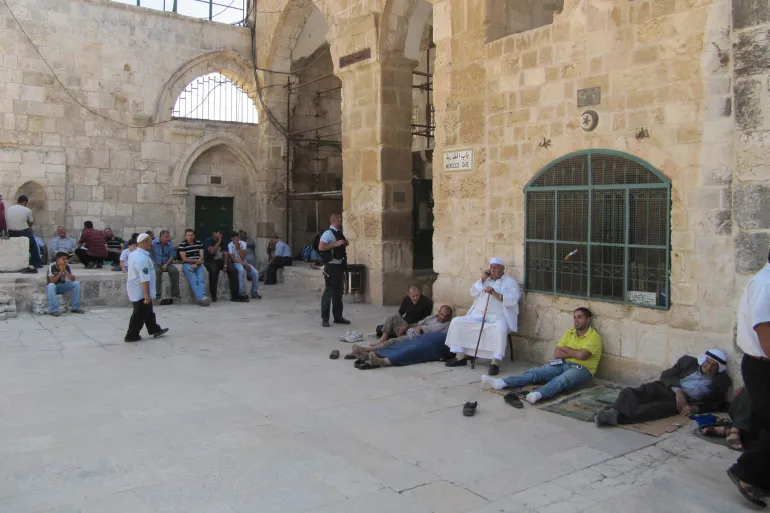 جهة باب المغاربة من داخل الحرم القدسي و حيث يؤدي الى حائط البراق