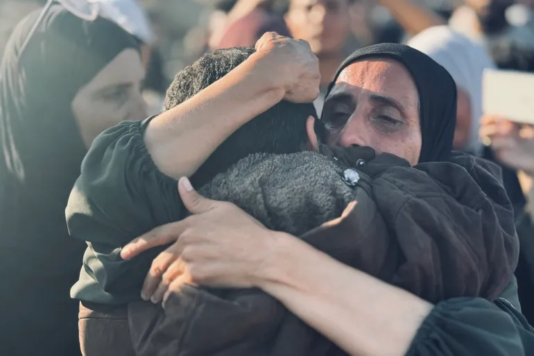 6- غزة - حرارة اللقاء بعد قسوة الغياب، أسرى محررون يعانقون ذويهم في لحظة تستعيد فيها العائلة فرحة العودة. 12/ 06/2026، إياد القطراوي (الجزيرة)