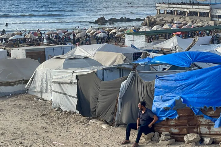 موسم الاصطياف في غزة ومراقبة المنقذين للشاطئ