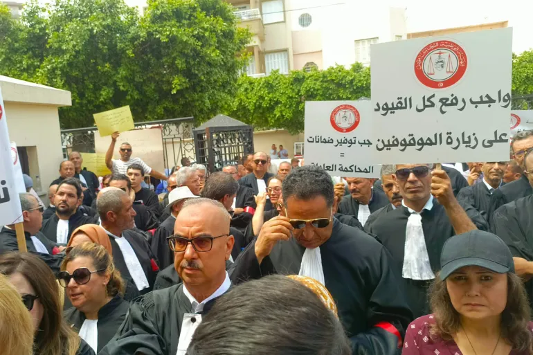 المحامون رفعوا شعارات تحذر من تدهور مرفق العدالة نتيجة تواصل الشغورات وتدخل السلطة التنفيذية