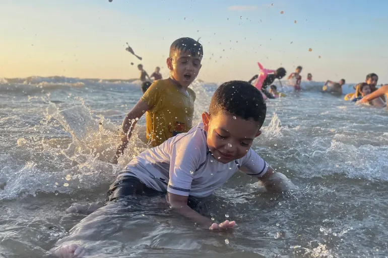 موسم الاصطياف في غزة ومراقبة المنقذين للشاطئ
