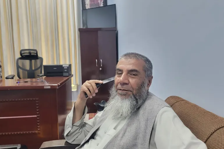 الخبير القانوني سنكر رحيمي يحذر من غموض بعض بنود قانون ممتلكات الغائبين وما قد يسببه من تفاوت في التطبيق. مصدر الصورة الجزيرة نت