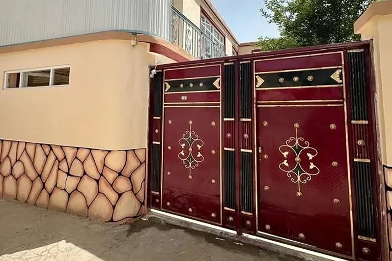 منزل مغلق في أحد أحياء كابل، ضمن مشهد يتكرر في عدد من المناطق مع بقاء ممتلكات غائبين دون حسم وضعها القانوني. صورة للجزيرة نت