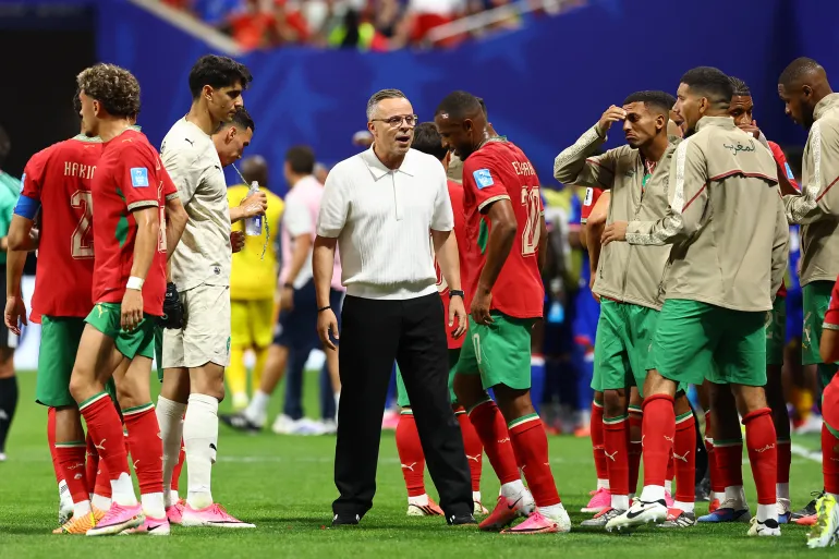 Soccer Football - FIFA World Cup 2026 - Group C - Morocco v Haiti - Atlanta Stadium, Atlanta, Georgia, U.S. - June 24, 2026 Morocco coach Mohamed Ouahbi gives instructions to his players during a hydration break REUTERS/Bernadett Szabo