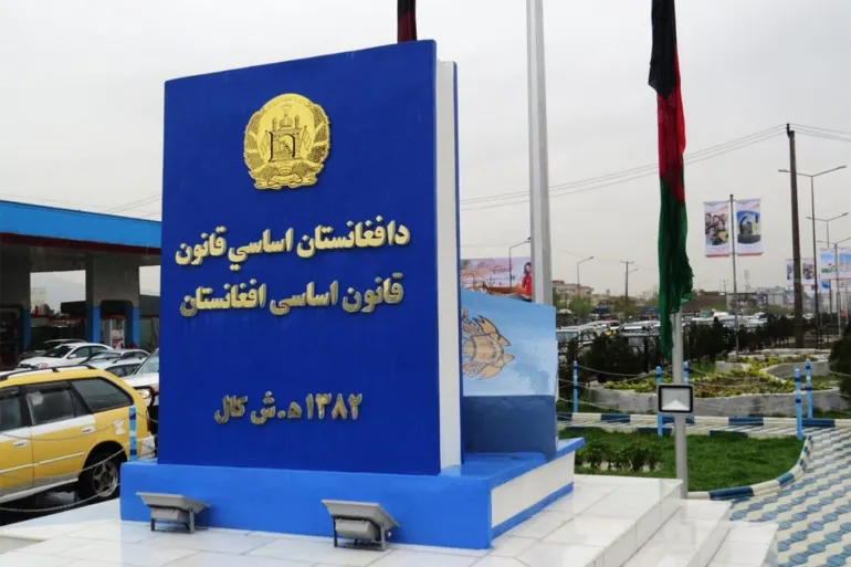 تمثال الكتاب مكتوب عليه بلغة البشتو والداري "د أفغانستان أساسي قانون" على الطريق إلى البرلمان وسط العاصمة كابل.Source: SHAFAQNA PERSIAN