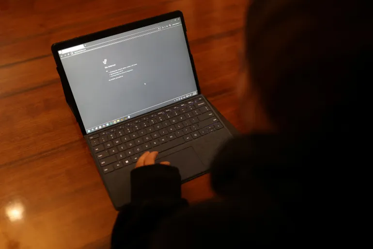 قطع الإنترنت في إيران An Internet Error is displayed on Samaneh's Laptop as she tries to connect to the internet to check on her visa status for her migration process, after a nationwide internet shutdown since January 8, 2026, following Iran's protests, in Tehran, Iran, January 25, 2026. Majid Asgaripour/WANA (West Asia News Agency) via REUTERS ATTENTION EDITORS - THIS PICTURE WAS PROVIDED BY A THIRD PARTY