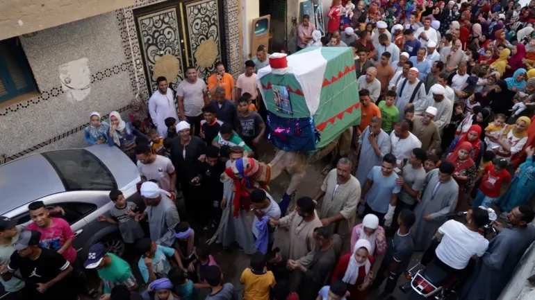 موكب "المولد النبوي" في مصر.. أجواء كرنفاليه وحضور شعبي شهدت إحدى قرى محافظة المنيا، وسط مصر، السبت، إحياء لذكرى مولد نبي الإسلام محمد صلى الله عليه وسلم، عبر موكب احتفائي بهذه الذكرى غلب عليه الطابع الكرنفالي والحضور الشعبي. بمشاركة المئات، تقدم موكب المولد النبوي السنوي، وسط إنشاد ديني وصوفي يملأ أرجاء الطرق وسط ترديد المشاركون لبعض الأغاني التراثية ومنها صلى الله على محمد صلى الله عليه وسلم وتعد ذكرى مولد النبوى من أهم المناسبات التي يحتفل بها المصريون سنويا، عبر ترديد الأهازيج الشعبية والمدائح الصوفية وسط أجواء كرنفالية وحضور شعبي معتاد.