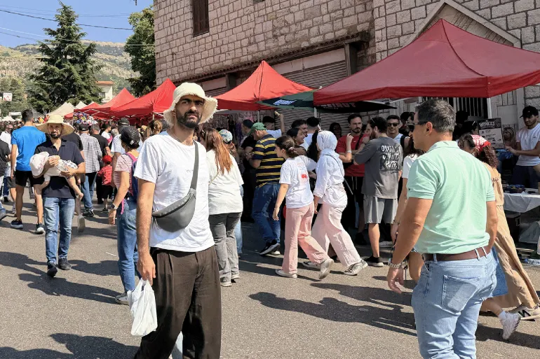 المهرجان السنوي للكرز حيث تعرض المحاصيل وتباع في أجواء احتفالية
