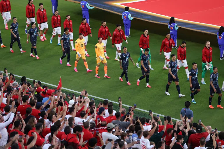 SANTA CLARA, CALIFORNIA - JUNE 19: The two teams enter the field as fans take pictures on their smart phone during the FIFA World Cup 2026 Group D match between Türkiye and Paraguay at San Francisco Bay Area Stadium on June 19, 2026 in Santa Clara, California. Stu Forster/Getty Images/AFP (Photo by Stu Forster / GETTY IMAGES NORTH AMERICA / Getty Images via AFP)