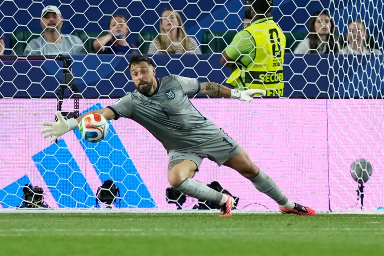 Ecuador goalkeeper Hernan Galindez can't stop Ivory Coast's Amad Diallo from scoring the opening goal during a World Cup Group E soccer match between Ecuador and Ivory Coast in Philadelphia, Sunday, June 14, 2026. (AP Photo/Matt Slocum)