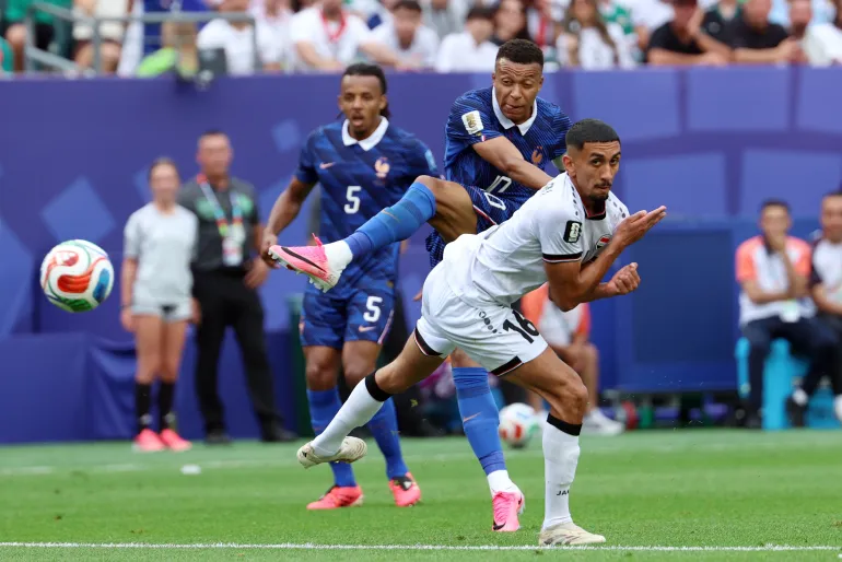 مبابي يسدد على مرمى منتخب العراق في المجموعات (الأوروبية) 