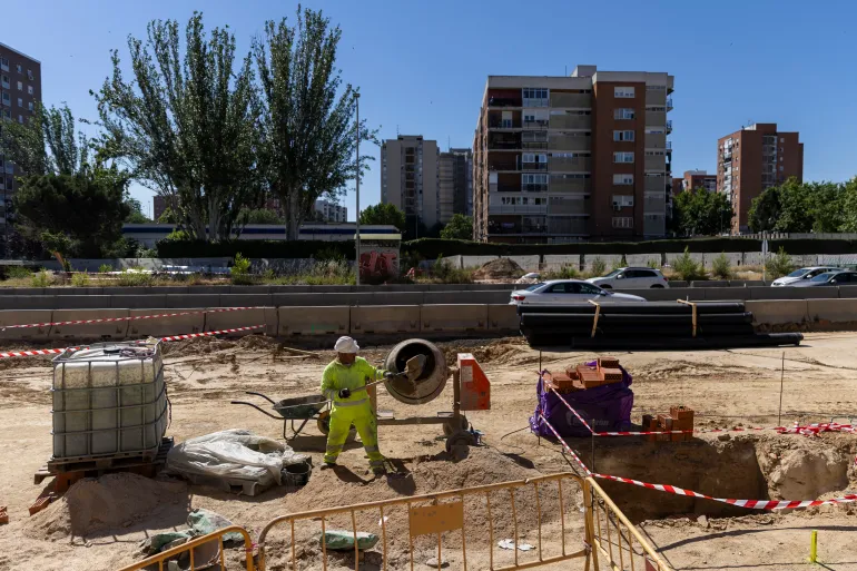 MADRID, SPAIN - MAY 23: A construction worker works on the A-5 road as an early heatwave hits Europe on May 23, 2026 in Madrid, Spain. Southern and central Europe are currently experiencing their first major heatwave of 2026 as a massive high-pressure "heat dome" draws hot air from North Africa, pushing temperatures up to 15°C above seasonal norms. (Photo by Pablo Blazquez Dominguez/Getty Images)