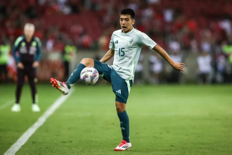 PORTO ALEGRE, BRAZIL - JANUARY 16: Gilberto Mora of Mexico controls the ball during the friendly match between Internacional and Mexico at Beira-Rio Stadium on January 16, 2025 in Porto Alegre, Brazil. Mora is now the youngest player (16 years old, with 3 months and two days) to debut with the Mexican National team. (Photo by Pedro H. Tesch/Getty Images)