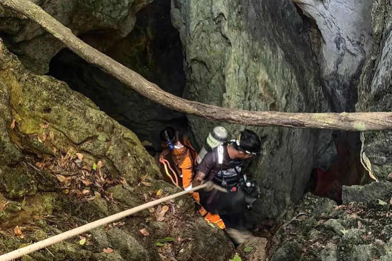 This handout image released by Metta Tham Rescue Kalasin on May 26, 2026 shows rescue workers inside a cave in Xaisomboun province. Five of seven people trapped in a flooded cave for a week in Laos were found alive on May 27, Laotian and Thai rescuers said. (Photo by Handout / Metta Tham Rescue Kalasin / AFP) / RESTRICTED TO EDITORIAL USE - MANDATORY CREDIT "AFP PHOTO / Metta Tham Rescue Kalasin" - NO MARKETING NO ADVERTISING CAMPAIGNS - DISTRIBUTED AS A SERVICE TO CLIENTS - NO ARCHIVE