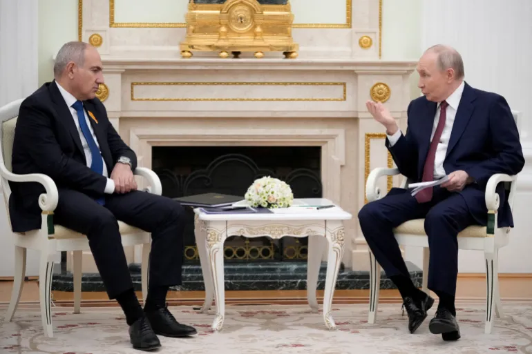 FILE PHOTO: Russian President Vladimir Putin talks to Armenian Prime Minister Nikol Pashinyan during their meeting at the Kremlin in Moscow, Russia, April 1, 2026. Pavel Bednyakov/Pool via REUTERS/File Photo