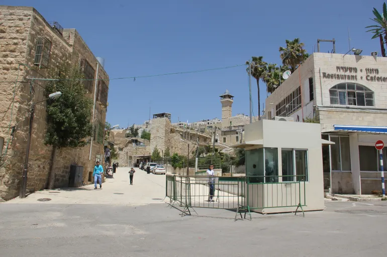 فلسطين-الخليل- حاجز يمنع الوصول إلى المسجد الإبراهيمي من أحياء البلدة القديمة –الجزيرة نت